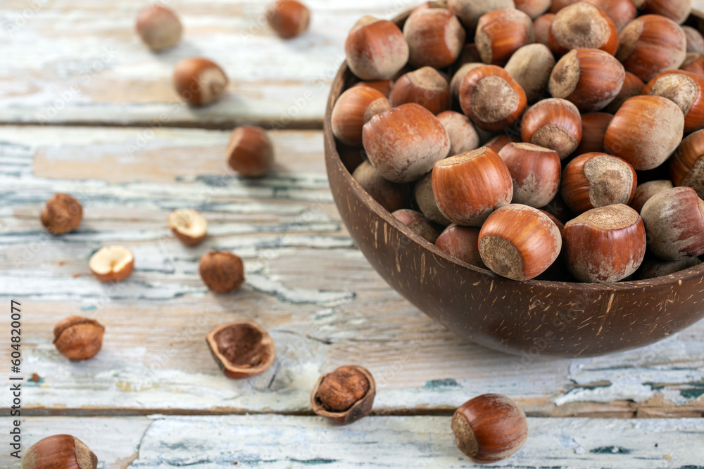 nocciole di bosco con guscio sfondo rustico nocciole di bosco con guscio sfondo rustico