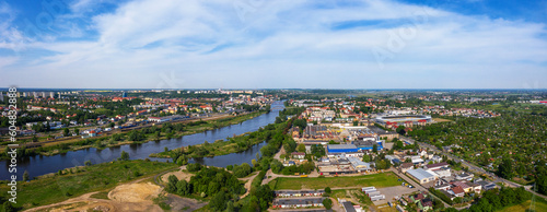 Zdjęcia dronem południowego brzegu miasta Gorzów Wielkopolski, dzielnica Zawarcie, w tle stadion żużlowy, rzeka Warta i tor motocrossowy