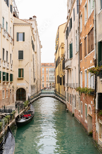 Venice canal between colorful facades and with gondolas © Jenni Ventura Martil
