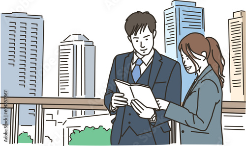 手帳を見ながら会話するビジネスマンの男女