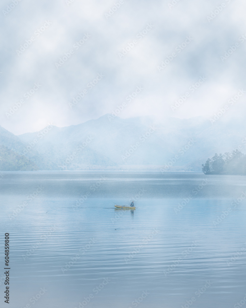 栃木県日光市　朝靄に浮かぶ日光男体山と中禅寺湖