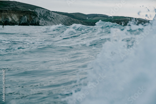 Fototapeta Naklejka Na Ścianę i Meble -  Waves crashing on a hilly shore