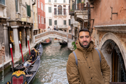 Young male tourist visiting Venice canals © Jenni Ventura Martil