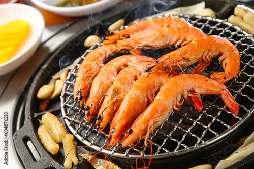 shrimp being cooked over charcoal 숯불위에 익어가고 있는 새우