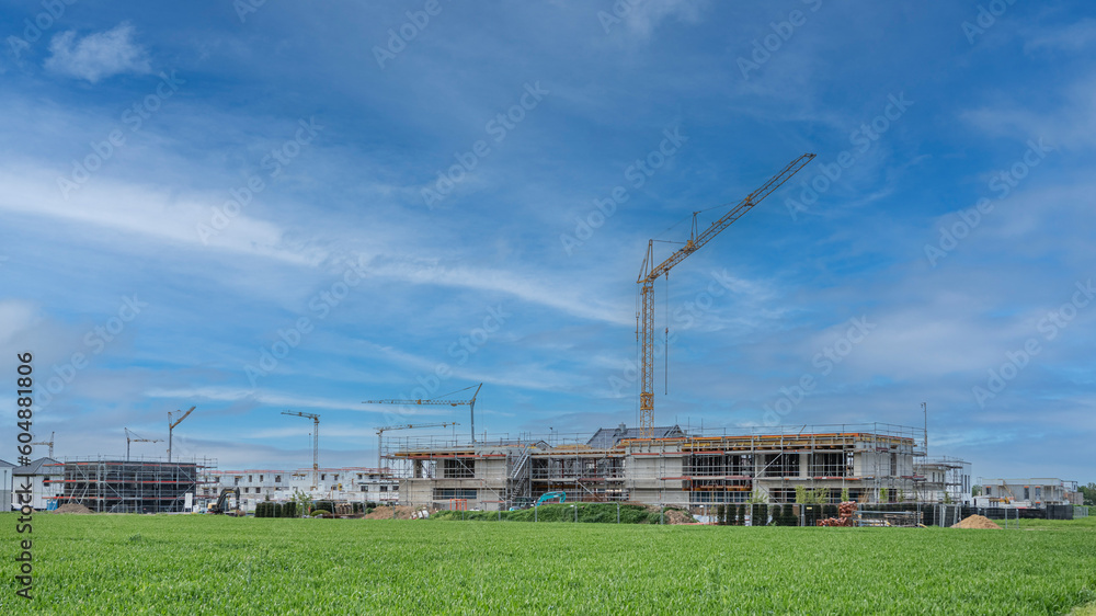 Baustelle mit Kran im Neubaugebiet