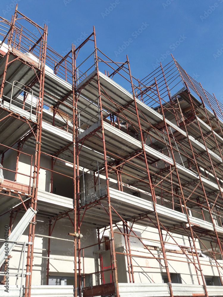 Lavori in corso nel cantiere edile per costruire nuovi edifici Lavori in corso nel cantiere edile per costruire nuovi edifici