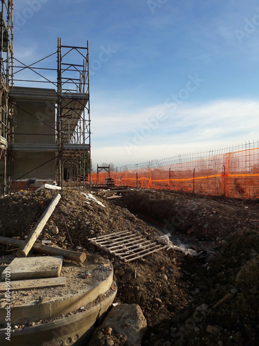 Lavori in corso nel cantiere edile per costruire nuovi edifici photo