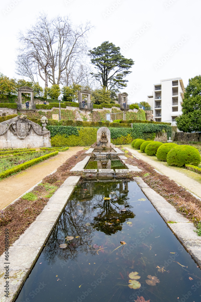 Oasis verde en la bulliciosa metrópolis: Disfruta de un paseo rejuvenecedor entre árboles centenarios, jardines cuidados y vibrante vida silvestre en el parque emblemático de Madrid. Oasis verde en la bulliciosa metrópolis: Disfruta de un paseo rejuvenecedor entre árboles centenarios, jardines cuidados y vibrante vida silvestre en el parque emblemático de Madrid.