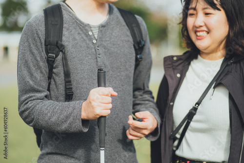 視覚障害者の男性が彼女と沖縄でのデートを楽しんでいる