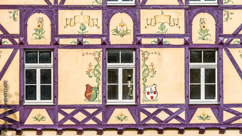 Façade de maison alsacienne décorée à Riquewihr, Haut-Rhin, France photo