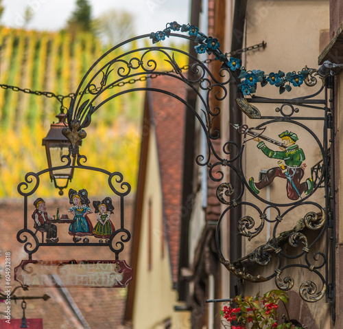 Fotografie Enseigne de restaurant à Riquewihr, Alsace, France
