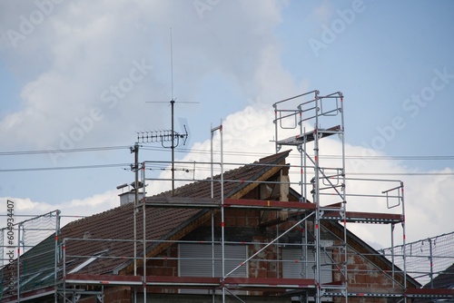Residential house behind scaffolding - energetic renovation © Yven Dienst