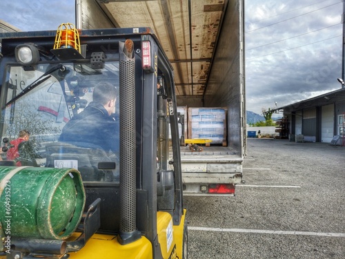 Transport logistique - déchargement de camion