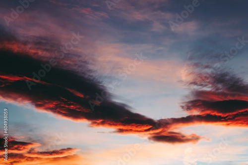 Magnifique coucher de soleil avec des nuages rose - Ciel de fin d'après-midi