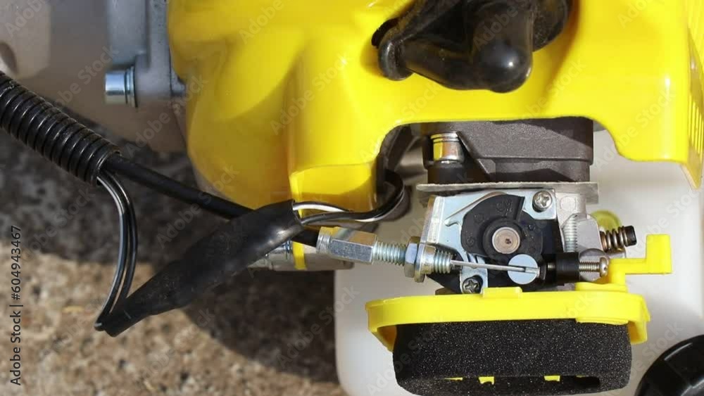 Parts of a carburetor movement when the acceleration lever is pulled on