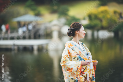 着物を着て公園を散歩する表皮水疱症の女性
