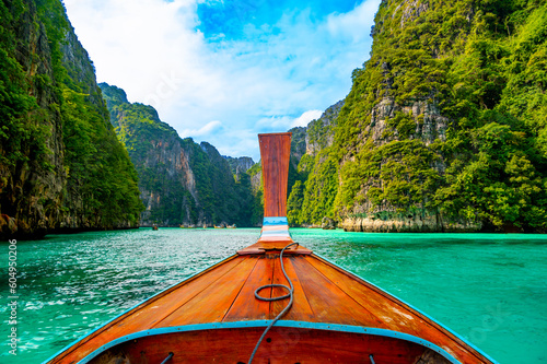 Obraz na płótnie View of Pi Leh lagoon (also known as Green Lagoon) at Ko Phi Phi islands, Thailand. View from typical long tailed boat. Typical Thai picture of tropical paradise. Limestone rock and turquoise water. w salonie