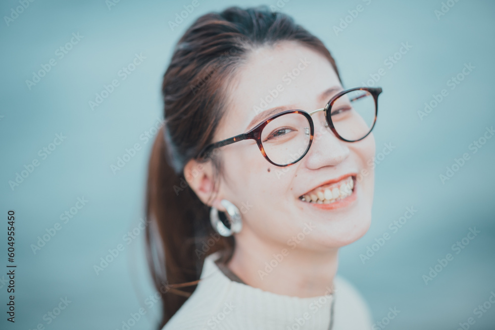表皮水疱症の女性が海で笑顔を浮かべている 表皮水疱症の女性が海で笑顔を浮かべている