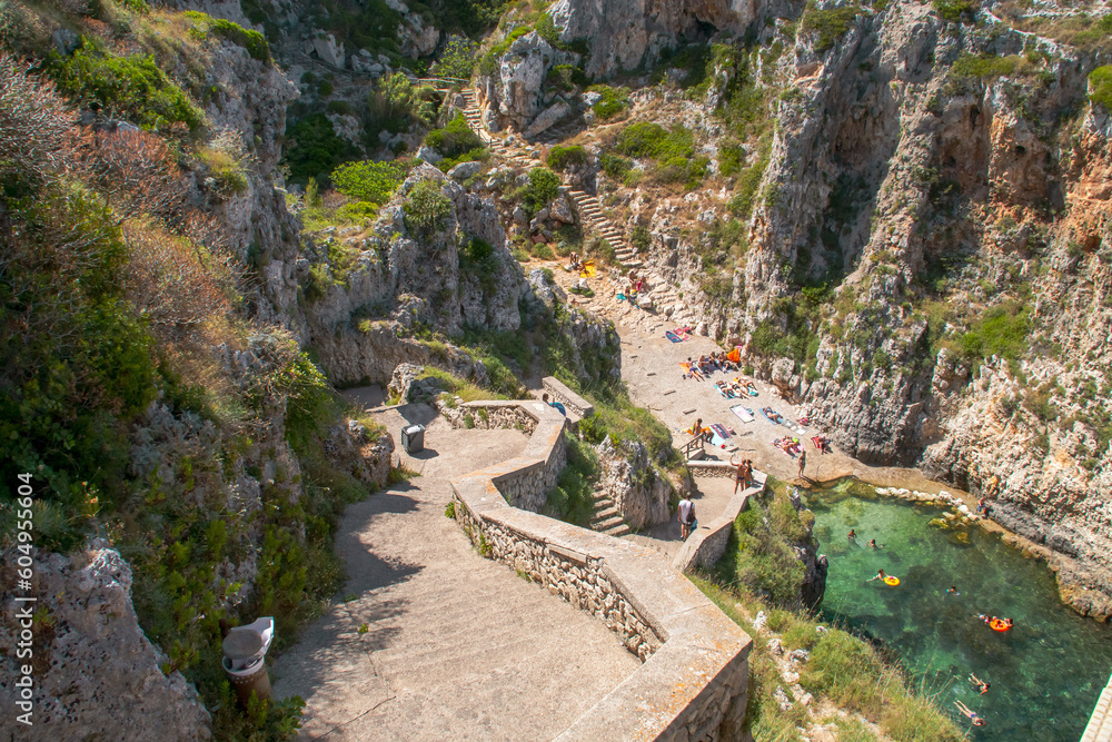 Ciolo Foto de La pequeña ensenada costera Ciolo desde el puente del mismo ...