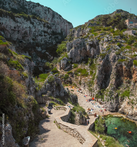 La pequeña ensenada costera Ciolo desde el puente del mismo nombre en Gagliano del Capo, Italia. Ciolo es un sitio de interés histórico, ambiental y geológico con numerosas cuevas.