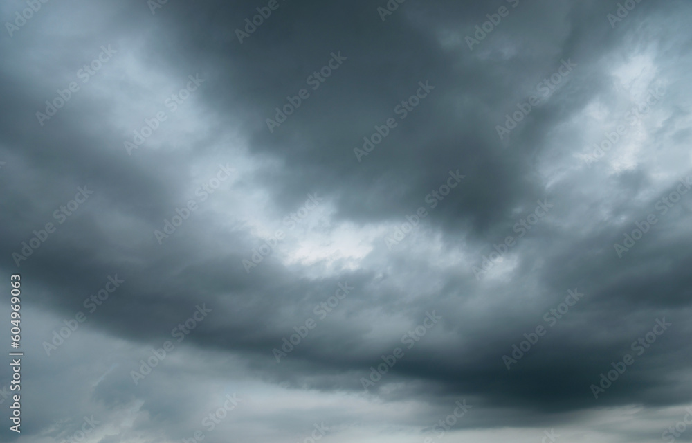 Obraz premium Dark clouds fill the sky