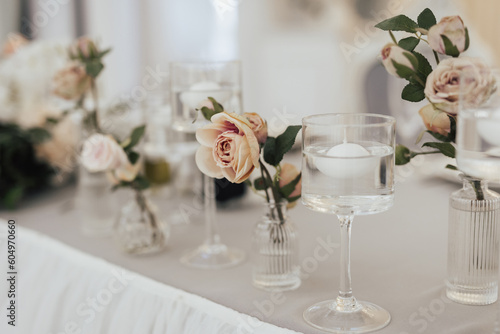 Obraz na płótnie Vases decorated with flowers and candles on the table for holiday. w salonie