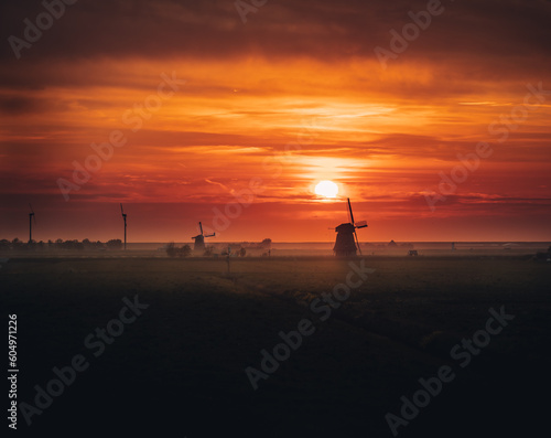 Windmühle im Sonnenuntergang in Holland