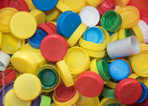 różnokolorowe plastikowe zakrętki od butelek
