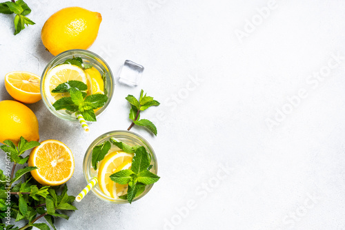 Fotografia Lemonade in glass with fresh lemons and mint