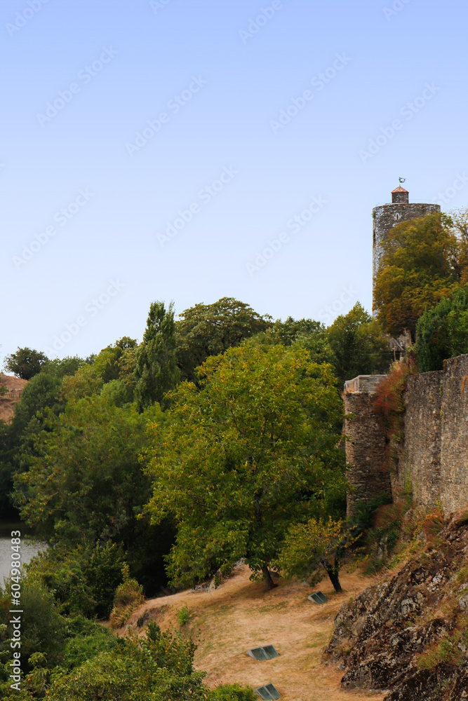 Pays de la Loire - Vendée - Vouvant - Le donjon et les vieux murs du chateau