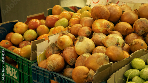 Diversas frutas frescas expostas em uma feira, com uma rica variedade de produtos naturais e saudáveis, prontas para o consumo diário photo