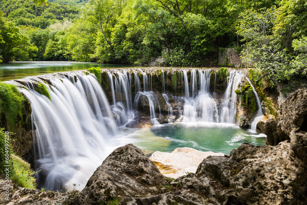 Obraz premium Cascade de la Vis à hauteur de Saint-Laurent-le-Minier en longue exposition