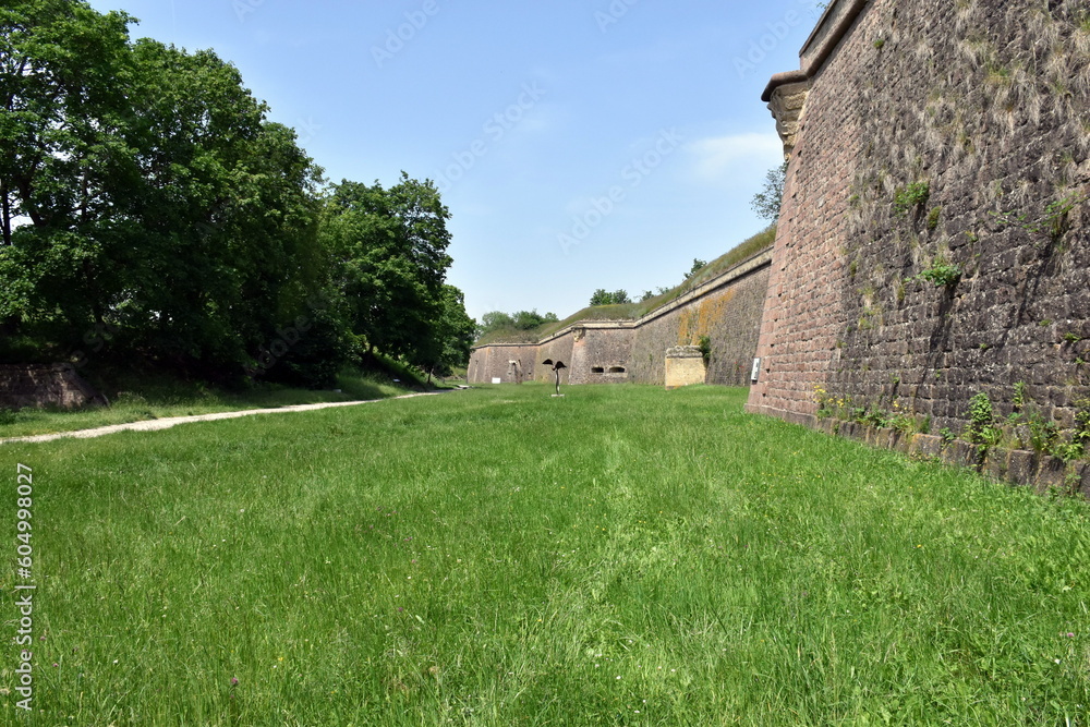 Festungsrundweg in Neuf-Brisach im Frühling