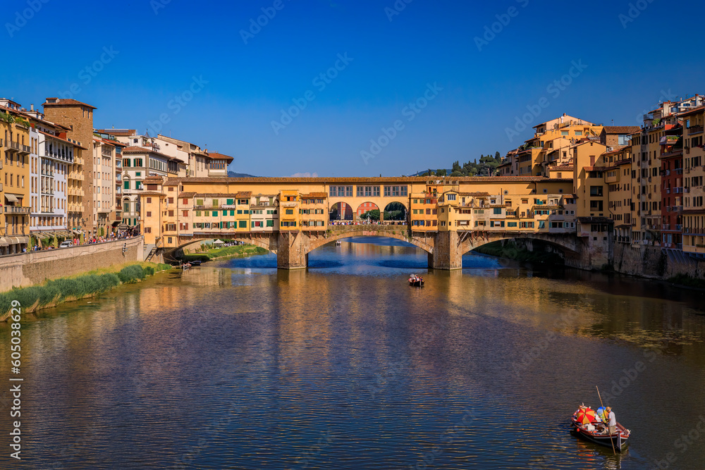 Obraz premium Cityscape with the famous Ponte Vecchio bridge in Centro Storico, Florence Italy