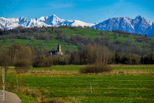 Fototapeta Naklejka Na Ścianę i Meble -  Panorama Tatr z Giewontem z trasy rowerowej w Chochołowie.  