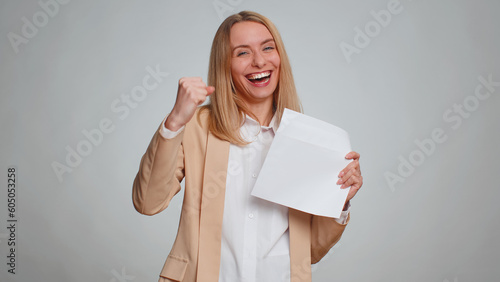 Fotografia Business woman in formal suit open envelope take out letter reads it feel happy