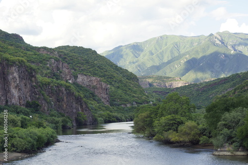 Río en medio de montañas en la presa del Novillo, Sonora, México una tarde nubosa.