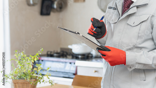 Wallpaper Mural リビング・キッチンを点検する作業服の男性｜リフォーム調査・見積り　イメージ Torontodigital.ca