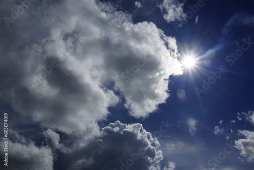 cielo nublado con destello del sol