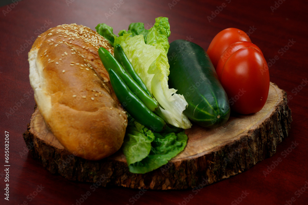 Sandiwch de jamon con verduras y pan artesanal Sandiwch de jamon con verduras y pan artesanal