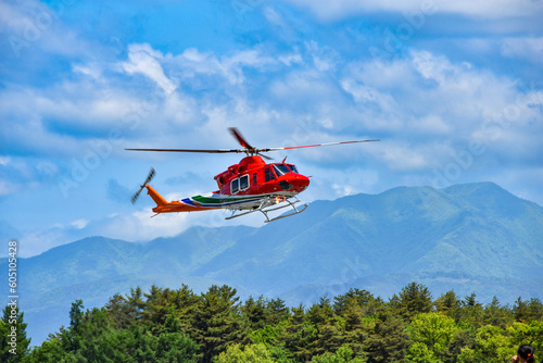 大自然の中を飛ぶ防災ヘリコプター