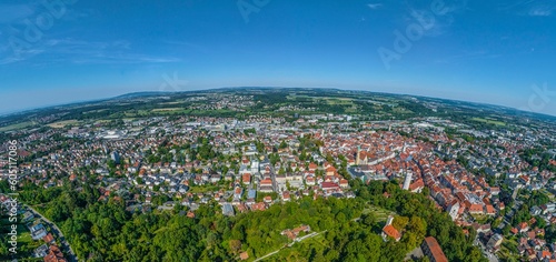 Stadt-Panorama Ravensburg in Oberschwaben, Veitsburg im Vordergrund 