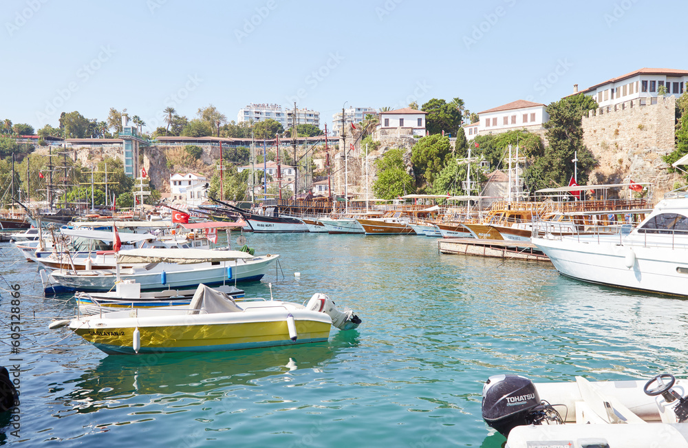 Obraz premium The beautiful marina of Antalya, a historic city located on Turkey's Mediterranean coast