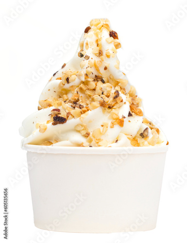 Frozen Yoghurt im Pappbecher mit Haselnüssen
