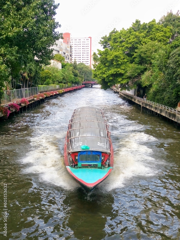 Naklejka premium City people use faster boat services than traffic jam on the Bangkok road.