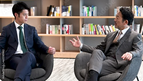男性経営者と話すベンチャー企業の社長のようなイメージのインタビューや対談のイメージ動画