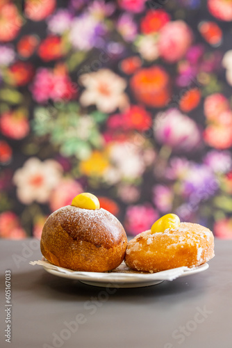 Brioche con crema pasticciera e graffa fritta con crema pasticciera e zucchero serviti in un bar elegante come colazione photo