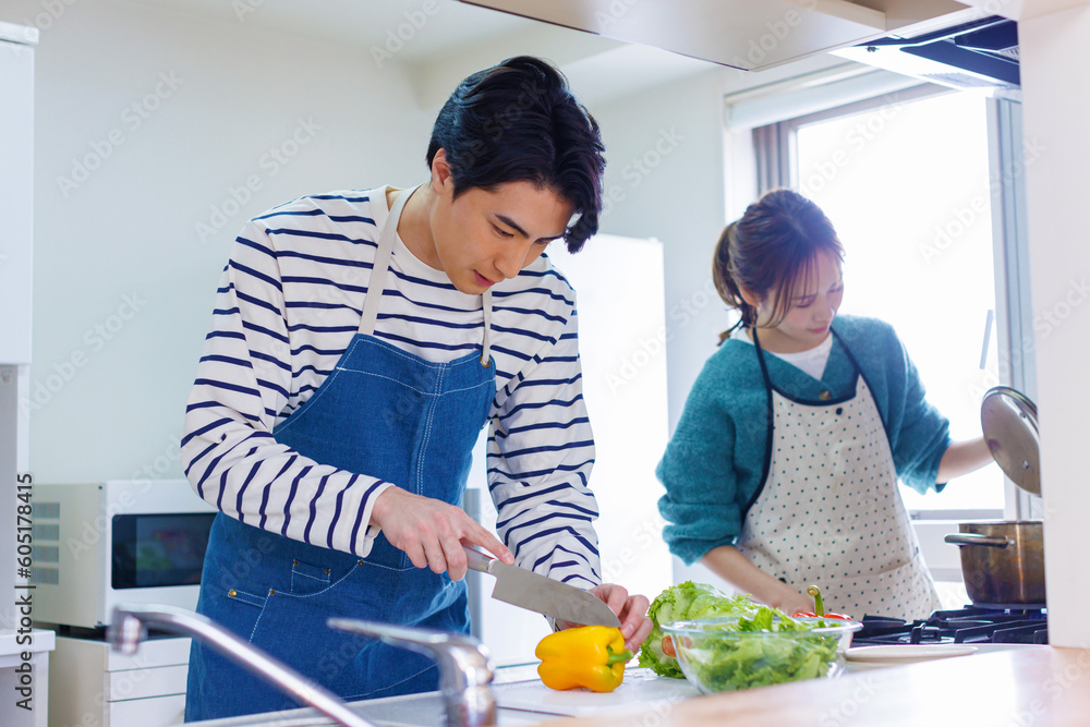 キッチンで料理をする準備をしている日本のカップル キッチンで料理をする準備をしている日本のカップル