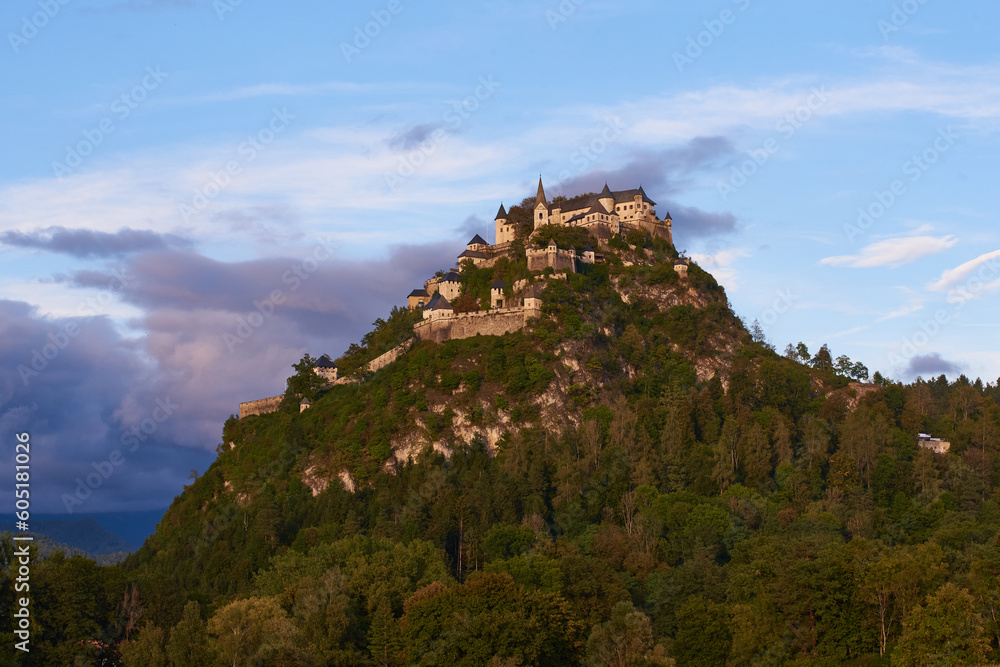 Burg Hochosterwitz in Kärnten am Abend im Herbst	
