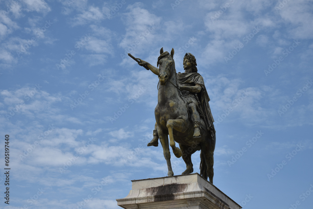 Obraz premium Statue équestre de Louis XIV à Montpellier. France